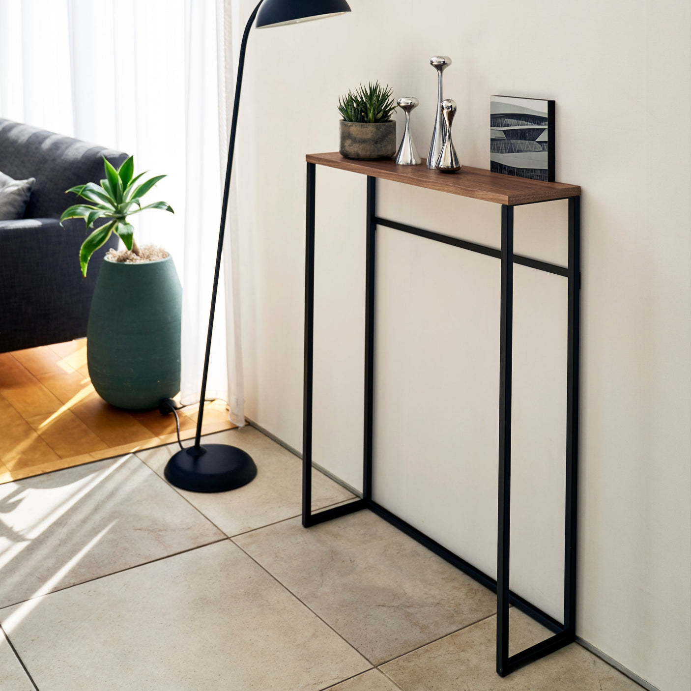 Konsollbord med minimalistisk og funksjonell utforming.