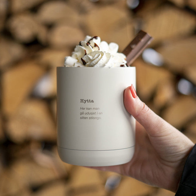 Hvit termokopp med lokk, designet for koselige hyttestunder.