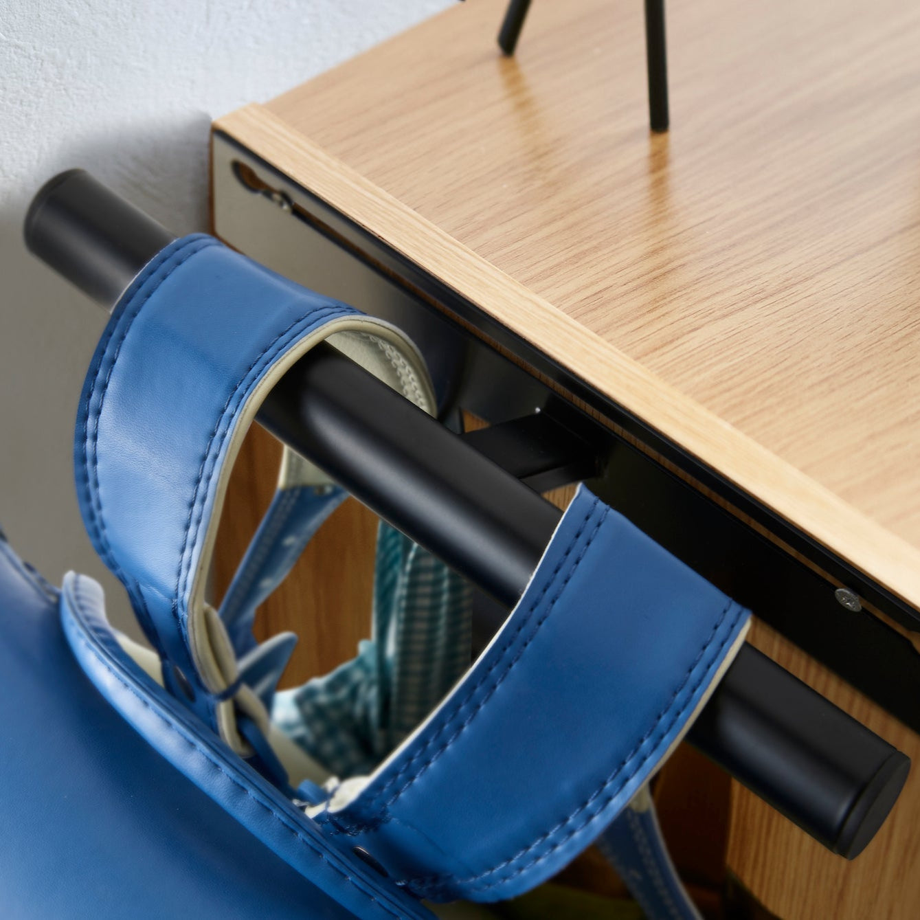 Monteres enkelt uten verktøy på hyller eller skapdører.