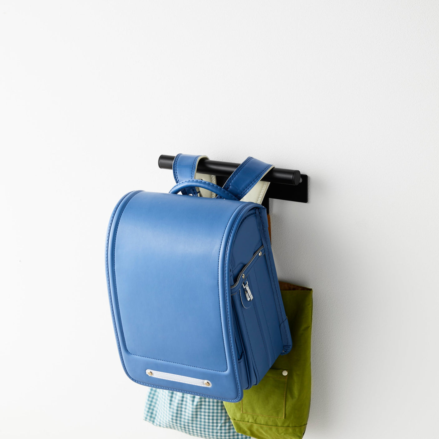 Solid metallknagg med moderne design.