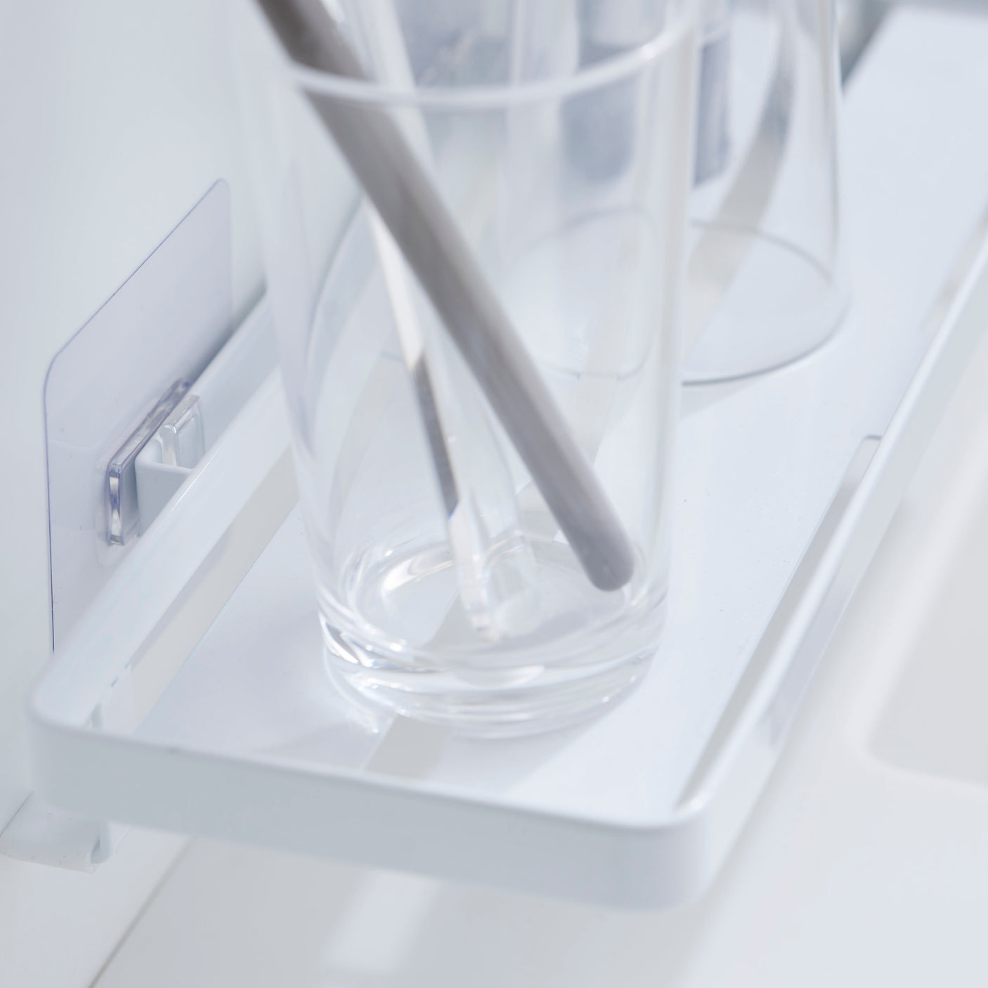 Praktisk vegghylle for såpe, tannbørster og hygieneartikler.