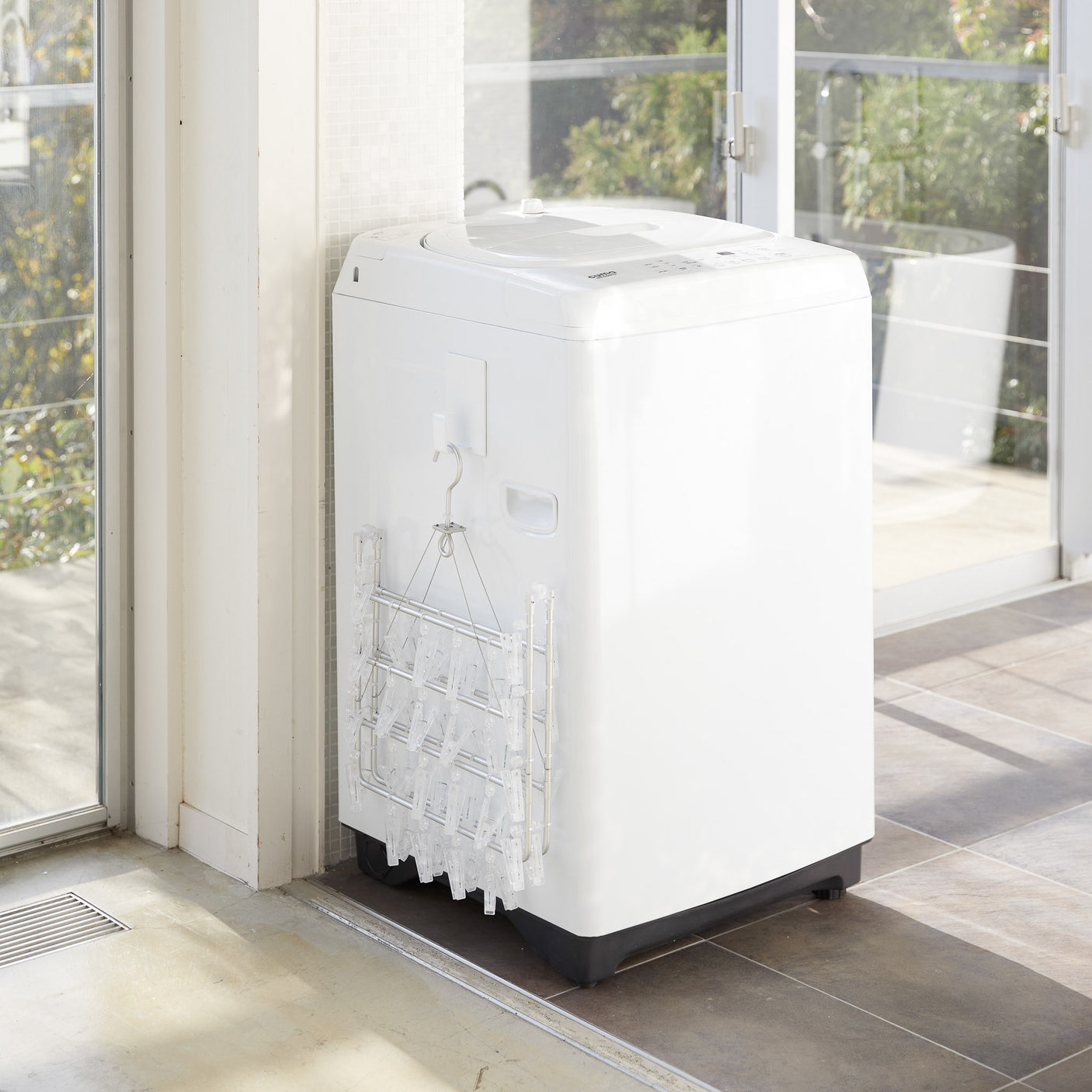 Praktisk opphengskrok i hvit brukt til å feste tøysekk.