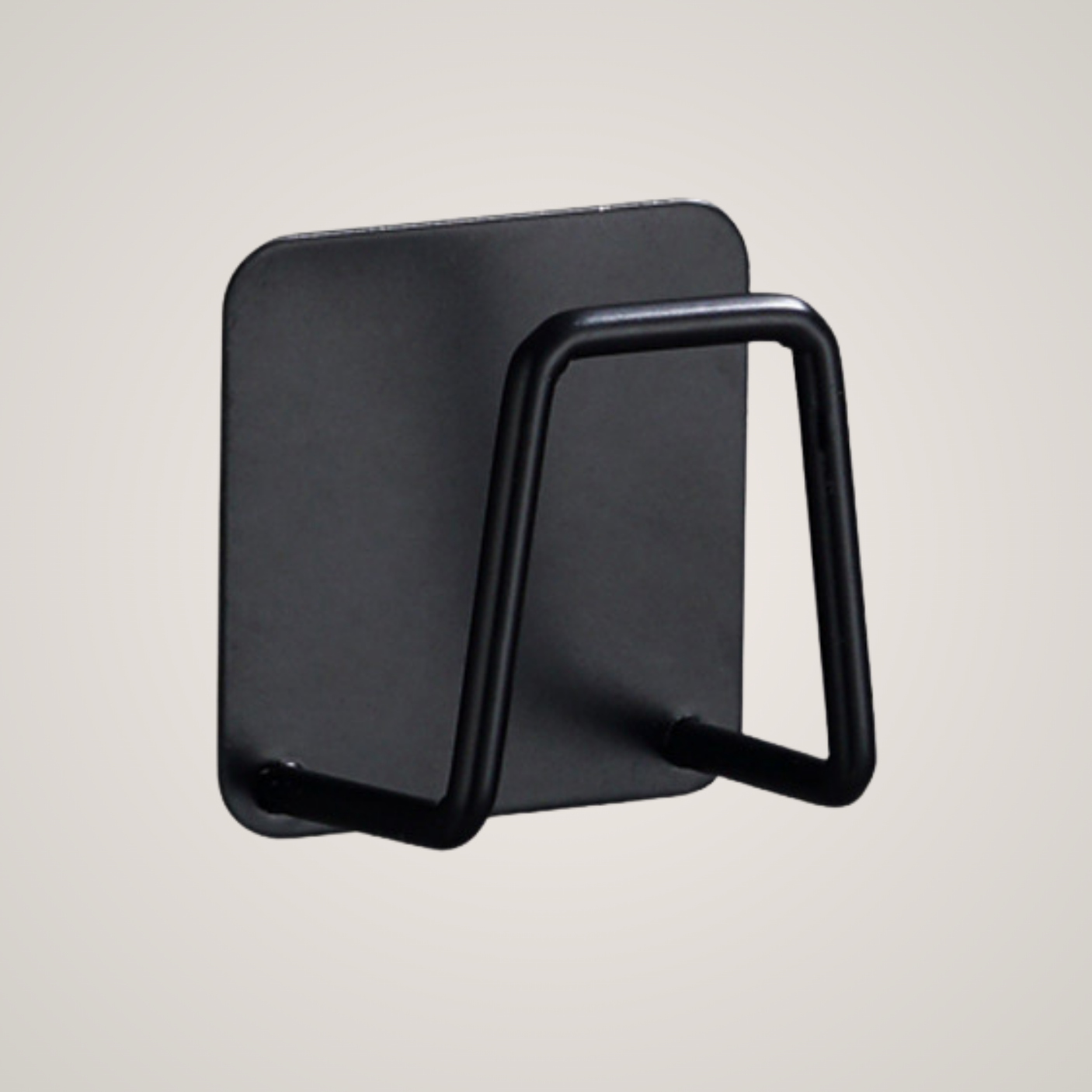 Nærbilde av sort knagg for svamp, minimalistisk design på lys bakgrunn.