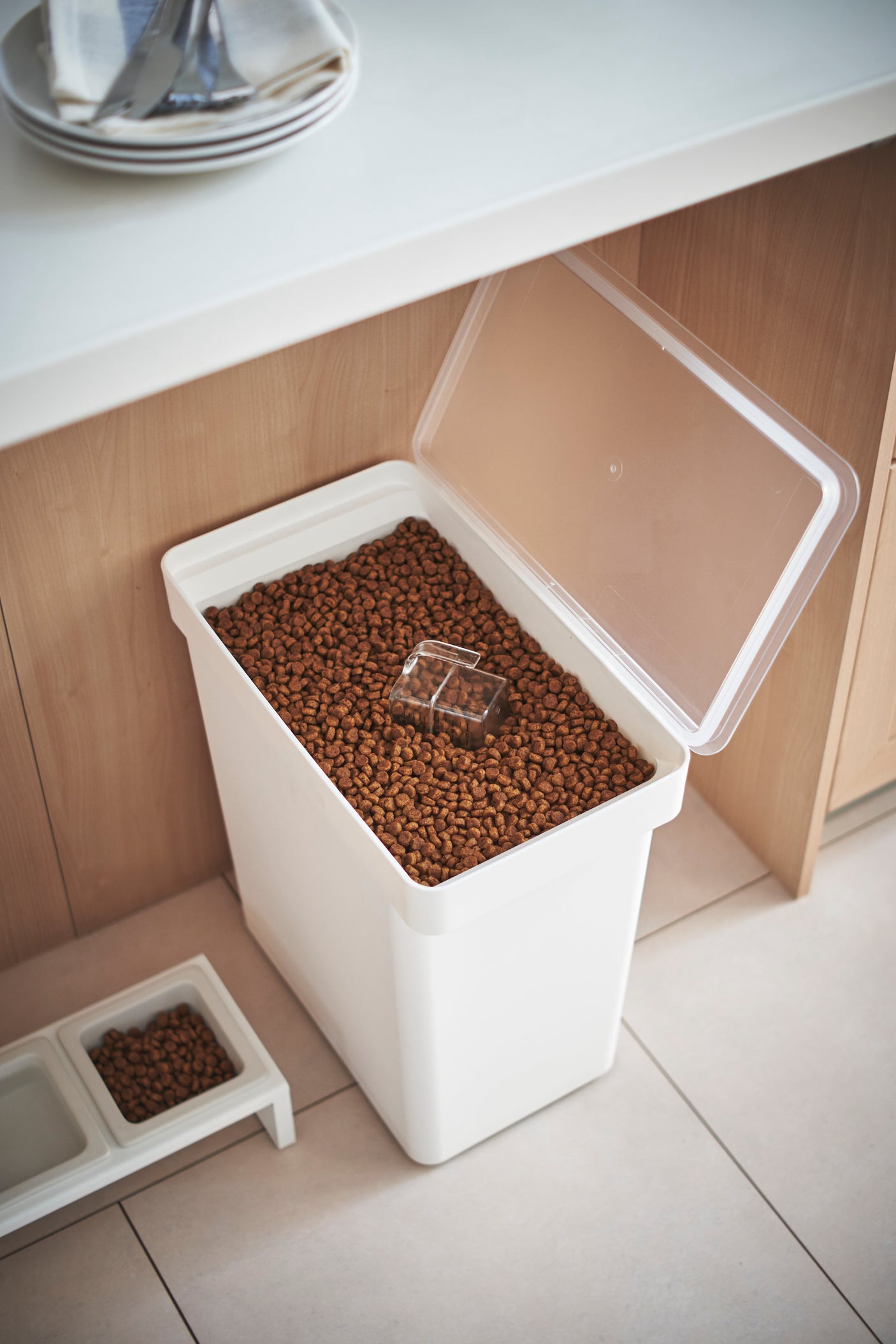 Praktisk matboks for trygg oppbevaring av tørrfôr.