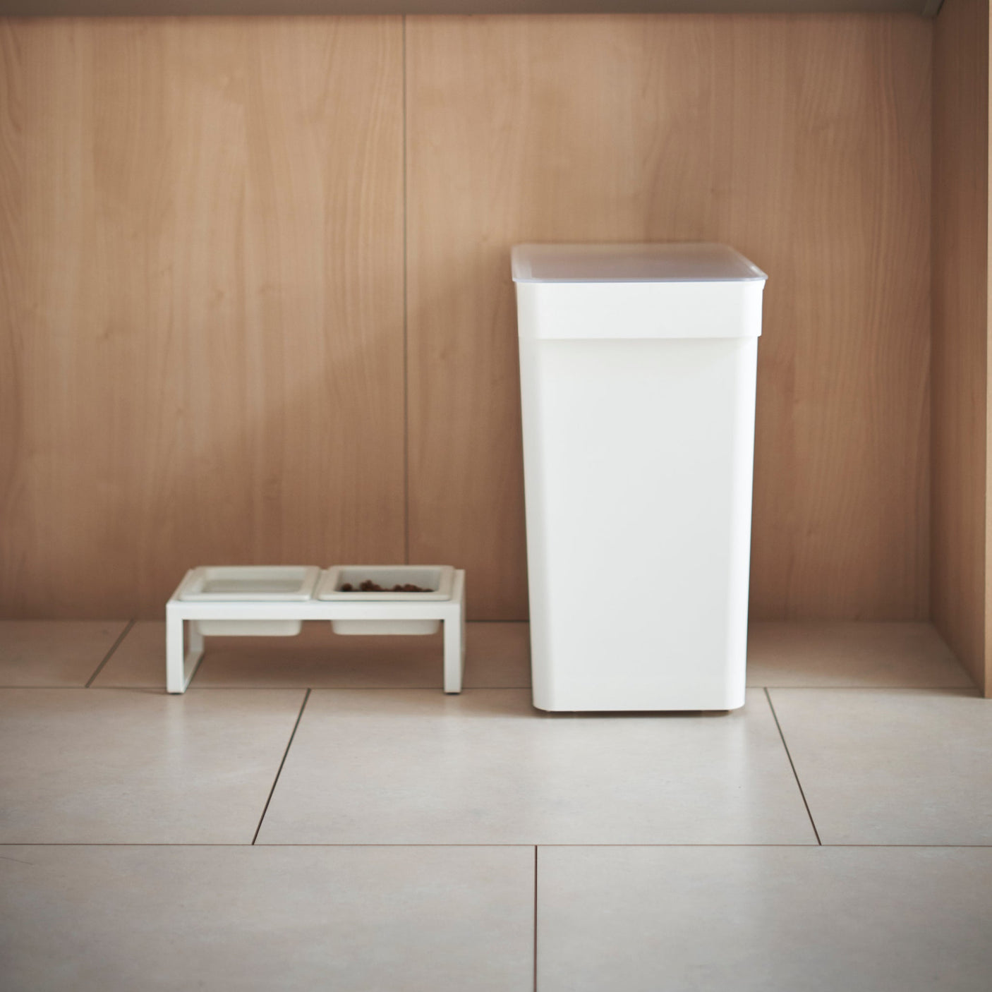 Hvit fôrbeholder med stor kapasitet.