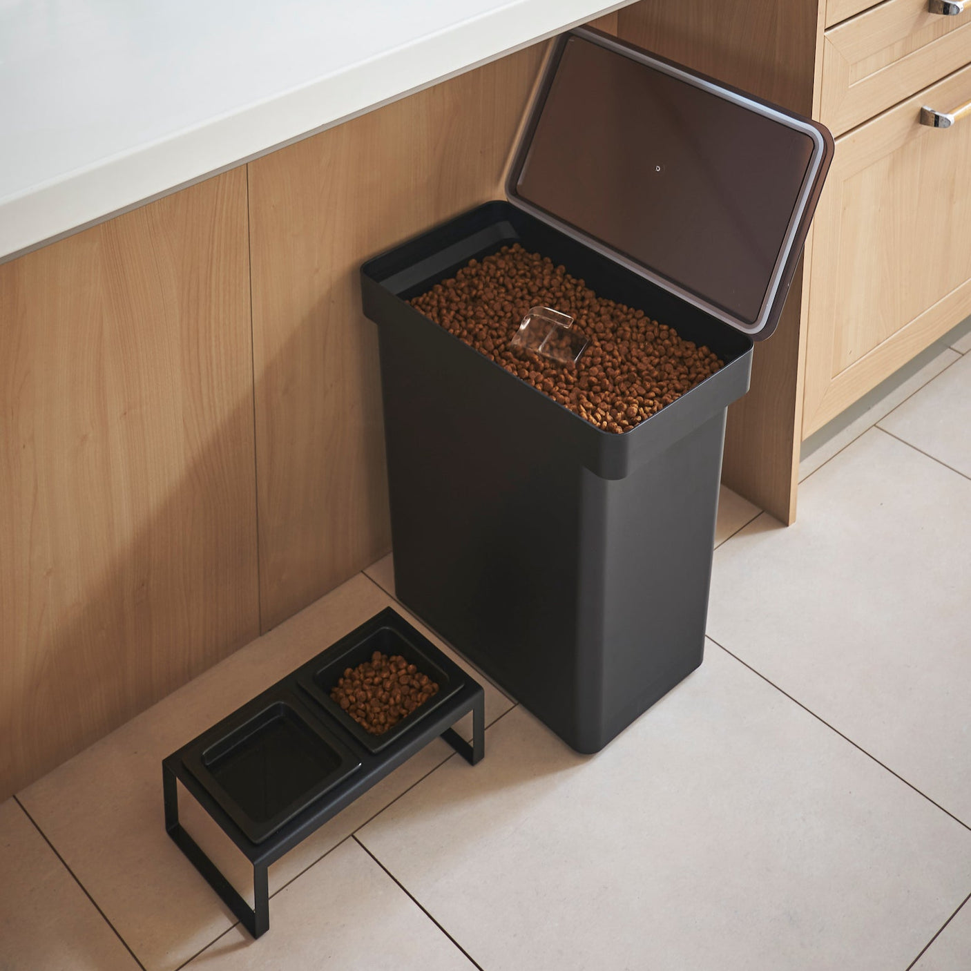Stor og lufttett beholder til hunde- og kattemat.