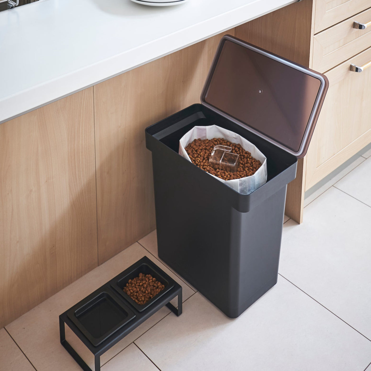 Enkel og hygienisk løsning for oppbevaring av dyremat.