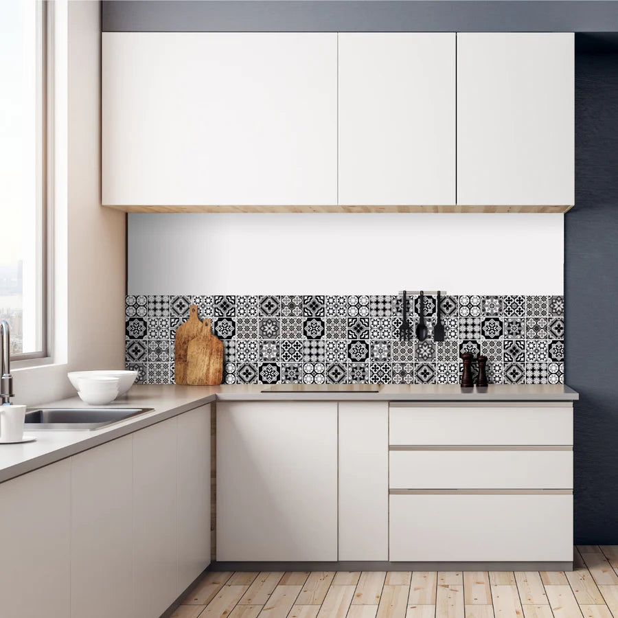 Mosaic Black & White selvklebende backsplash tilfører et historisk og elegant uttrykk til veggene på kjøkkenet.