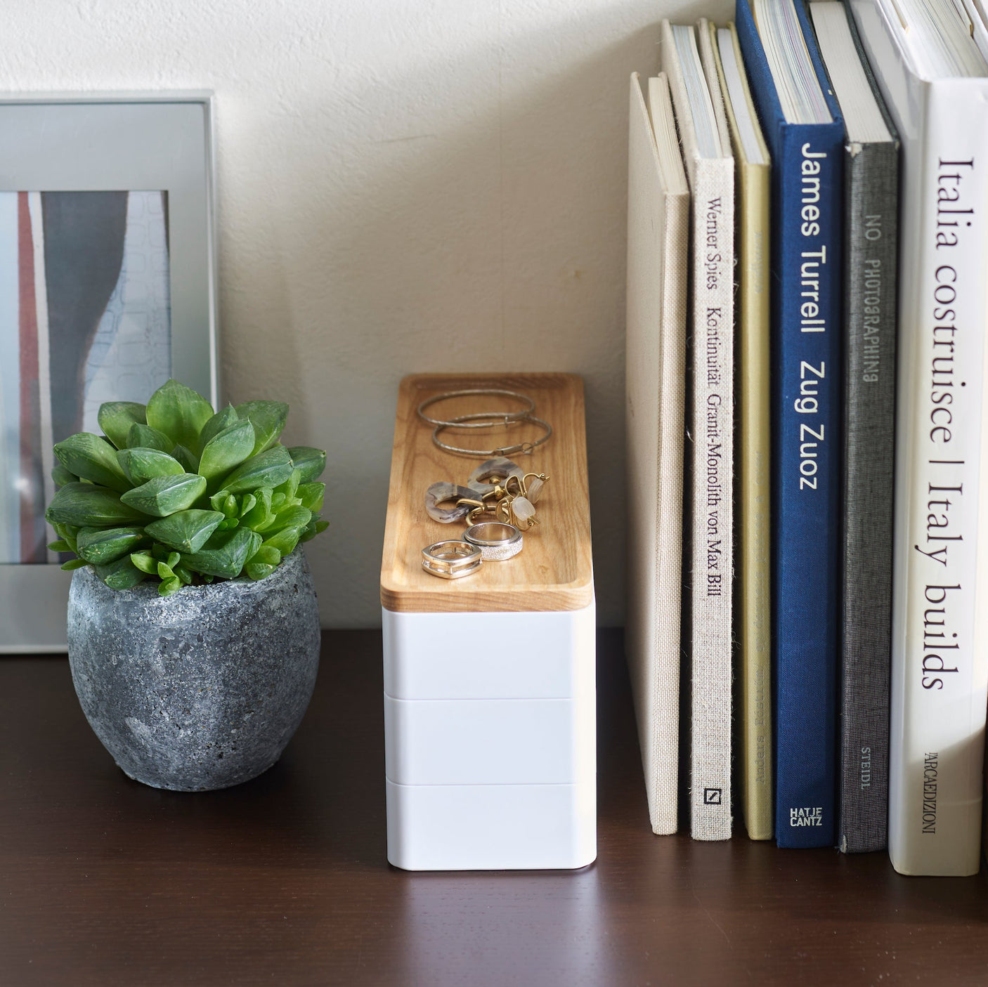 Praktiske stablebare bokser med elegant design.