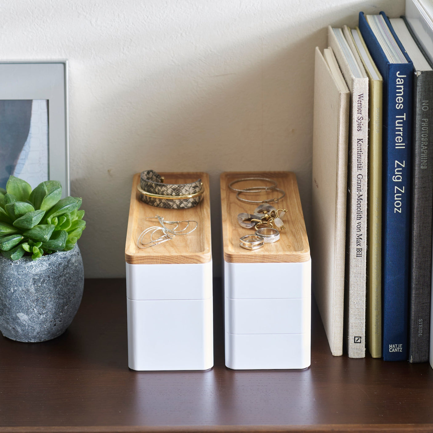 Hvite oppbevaringsbokser med skandinavisk preg.