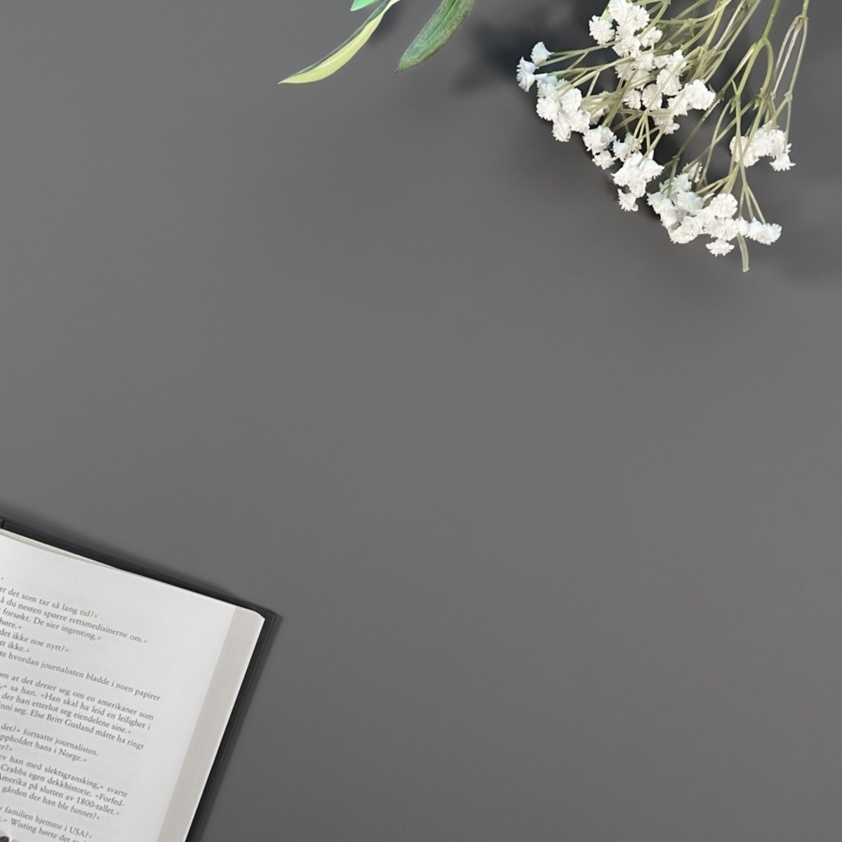 Charcoal grey supermatt kontaktplast i mellomgrå matt finish