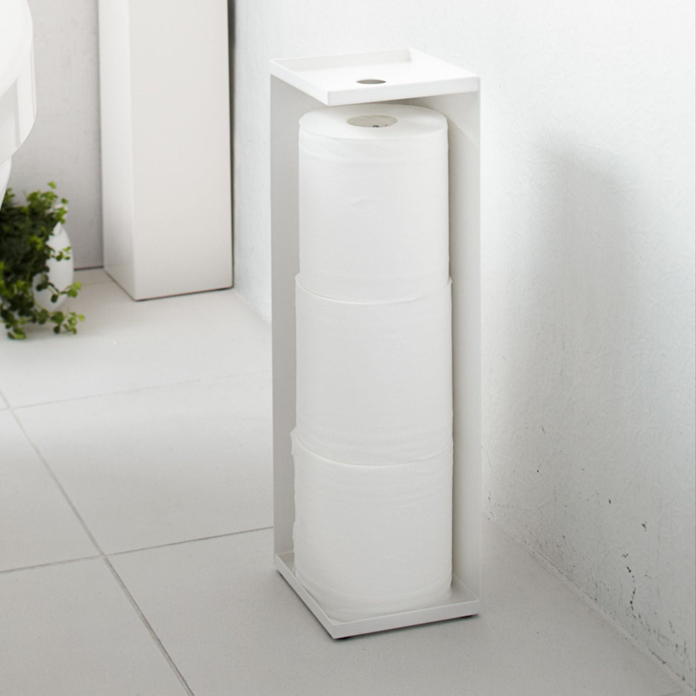 Moderne dorullstativ med skjult oppbevaring.