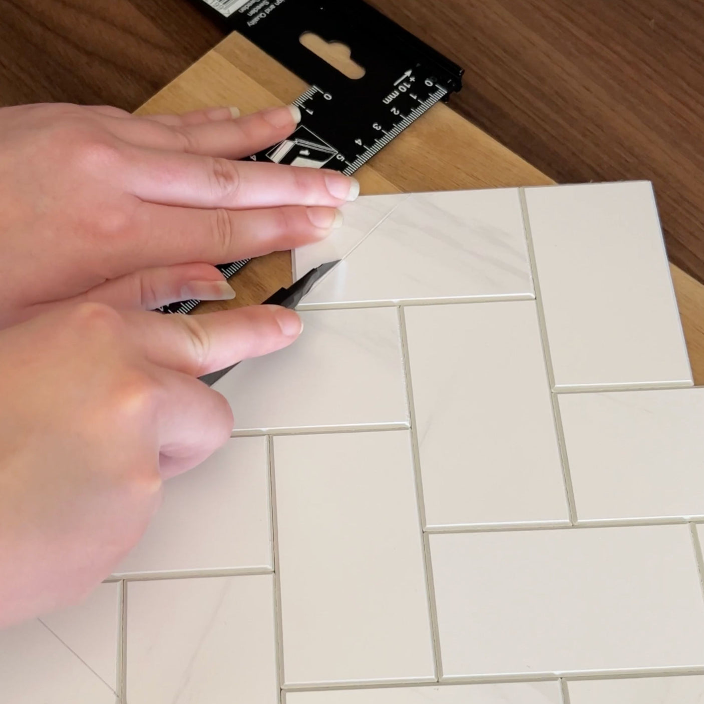 Nærbilde av kutting og montering av Stein fiskeben marmor vegg