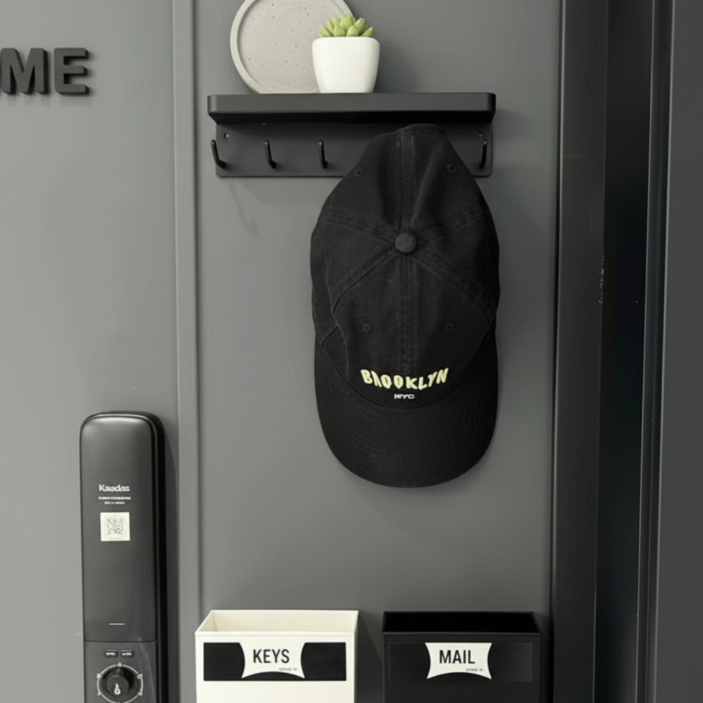 Praktisk nøkkelholder med kroker montert på vegg kvadratisk format