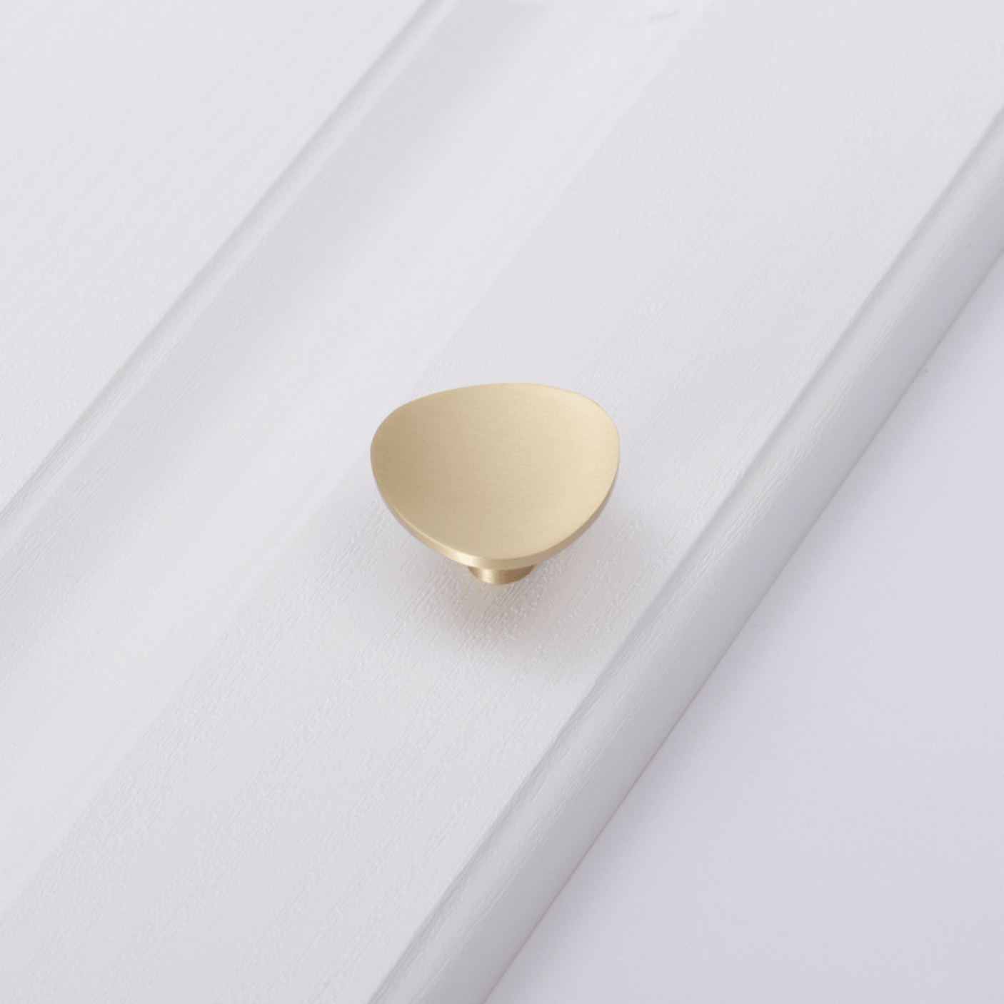 Cannes knott i børstet messing, 36 mm, vist på hvit bakgrunn – elegant og moderne møbelknott til skuffer og skap.