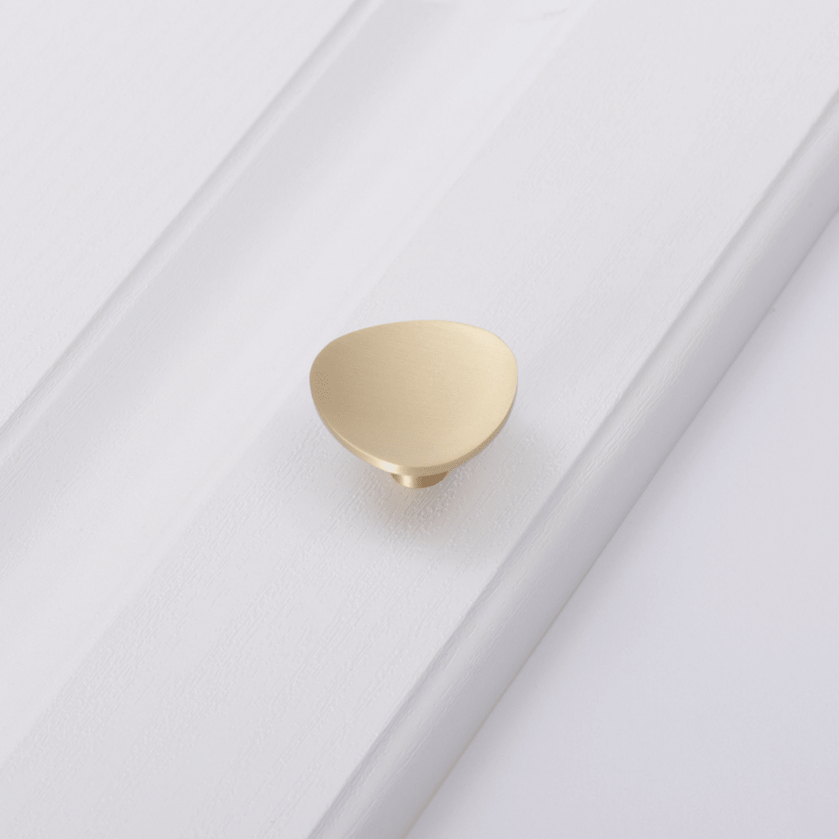 Cannes knott i børstet messing, 36 mm, vist på hvit bakgrunn – elegant og moderne møbelknott til skuffer og skap.