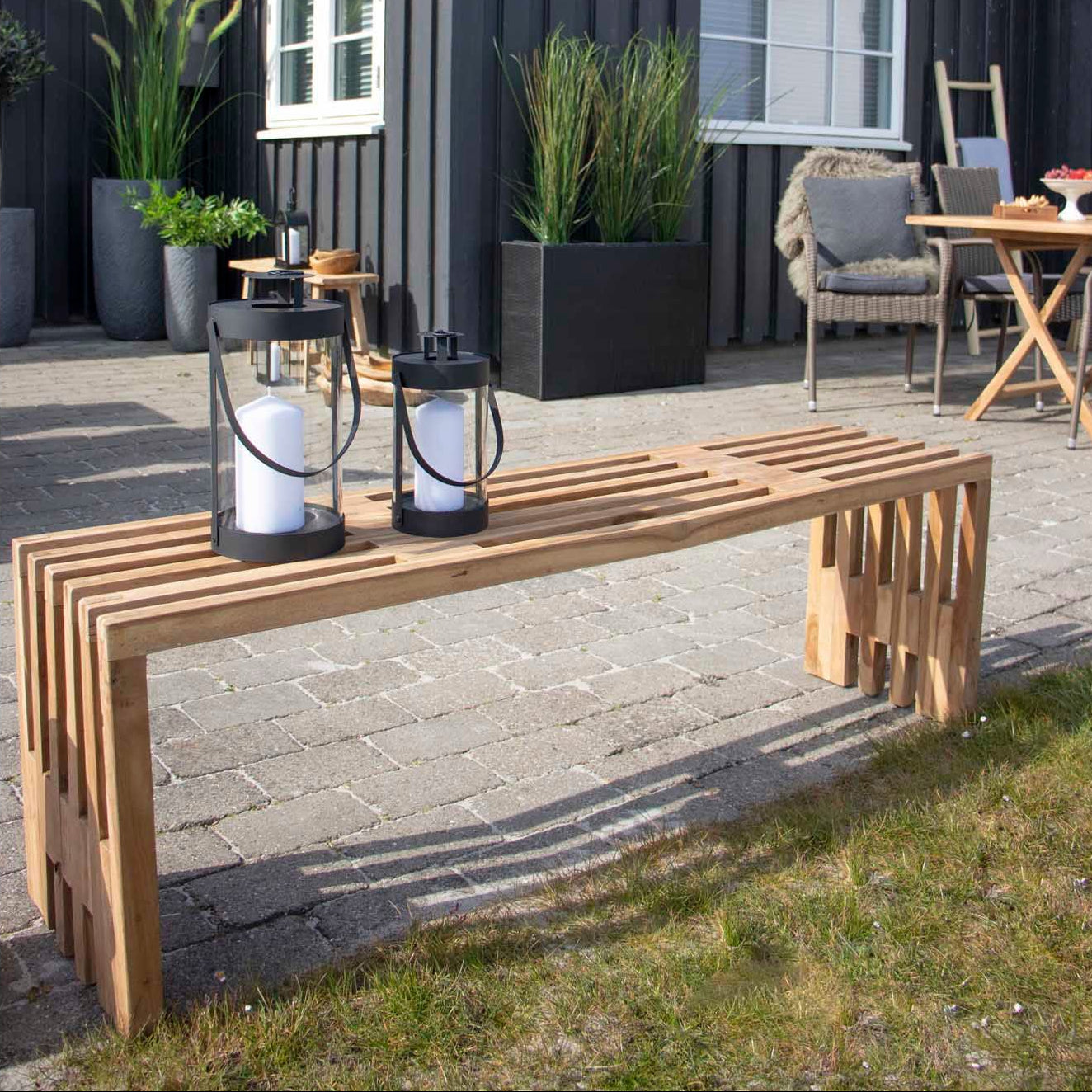 Lanterner plassert på trebenk utendørs