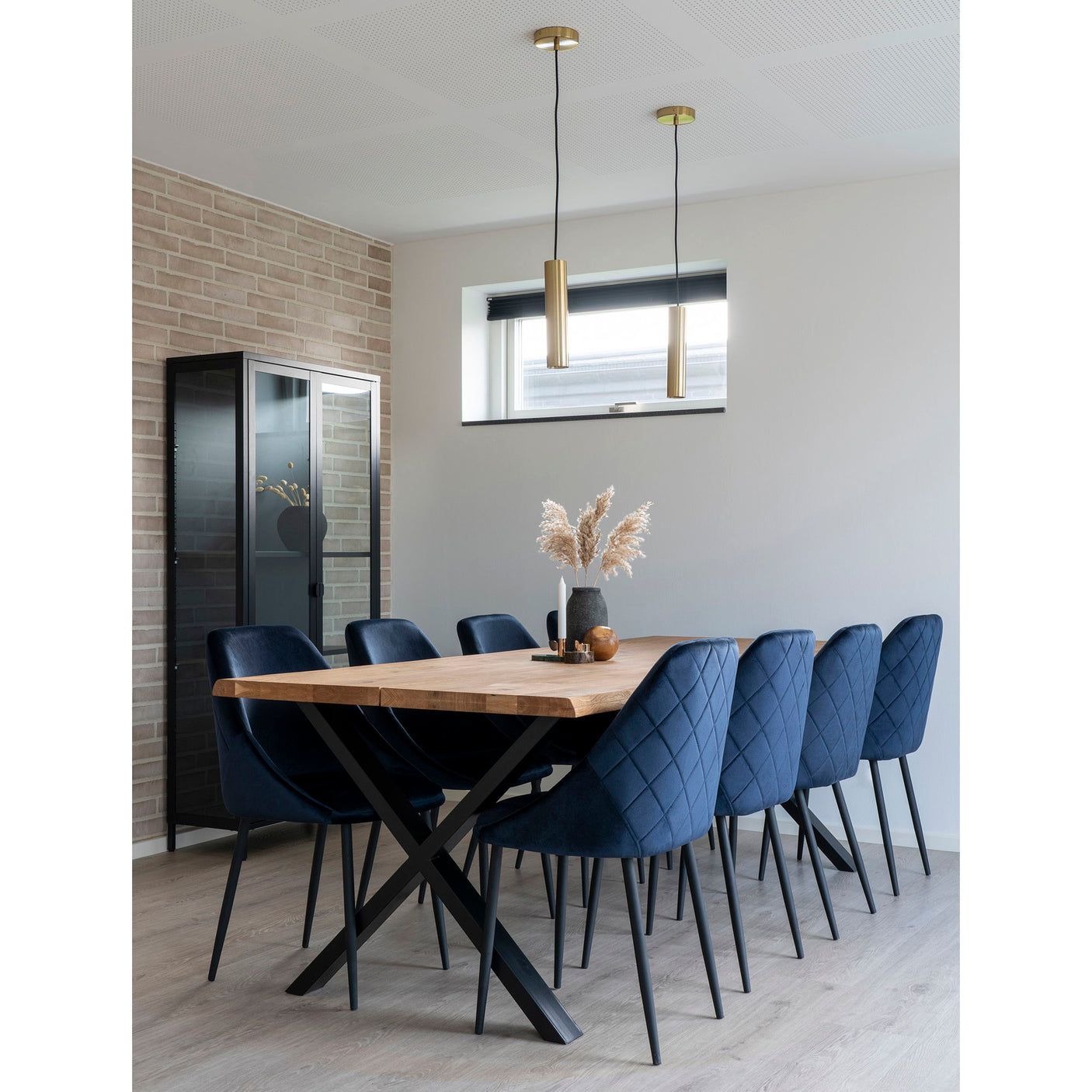 Paris messing taklampe brukt i spisestue med langbord – sofistikert interiør