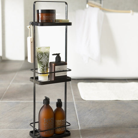 Slankt og plassbesparende metallstativ for organisert oppbevaring.