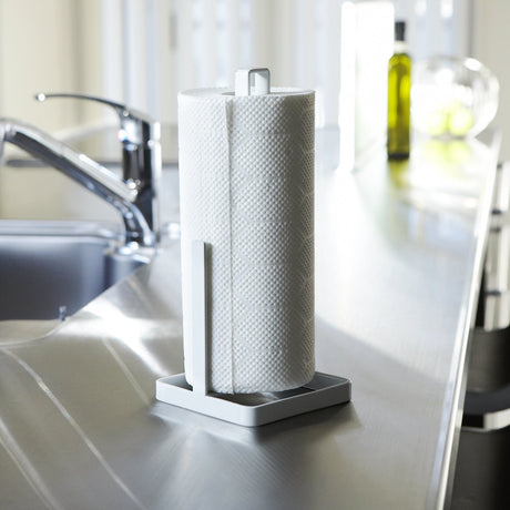 Hvit tørkepapirholder i metall med stilrent design.