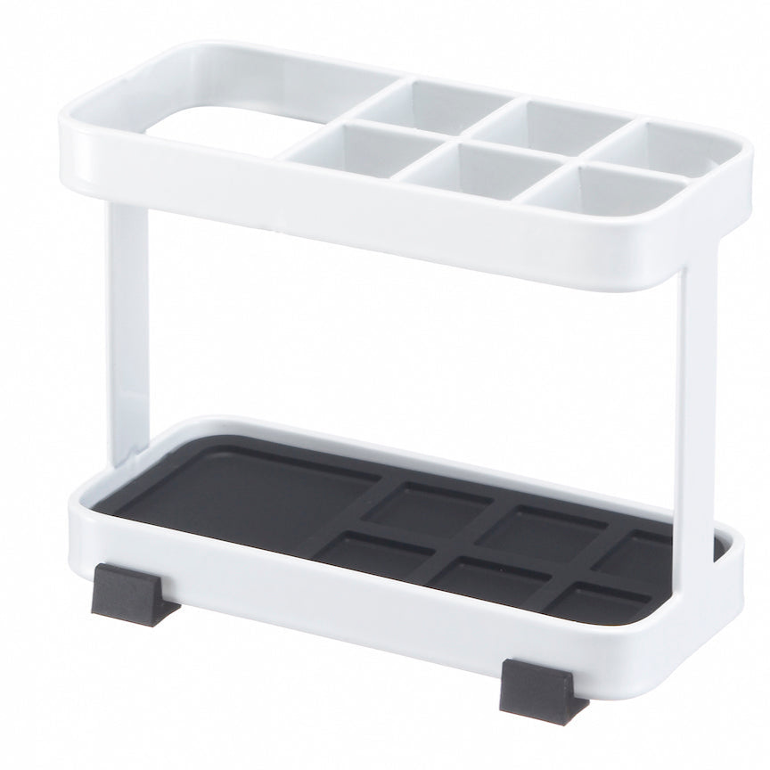 Stilrent og praktisk stativ for organisert baderomsoppbevaring.