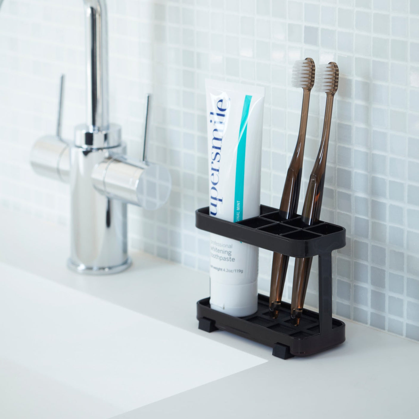 Praktisk og luftig holder for tannbørster på badet.