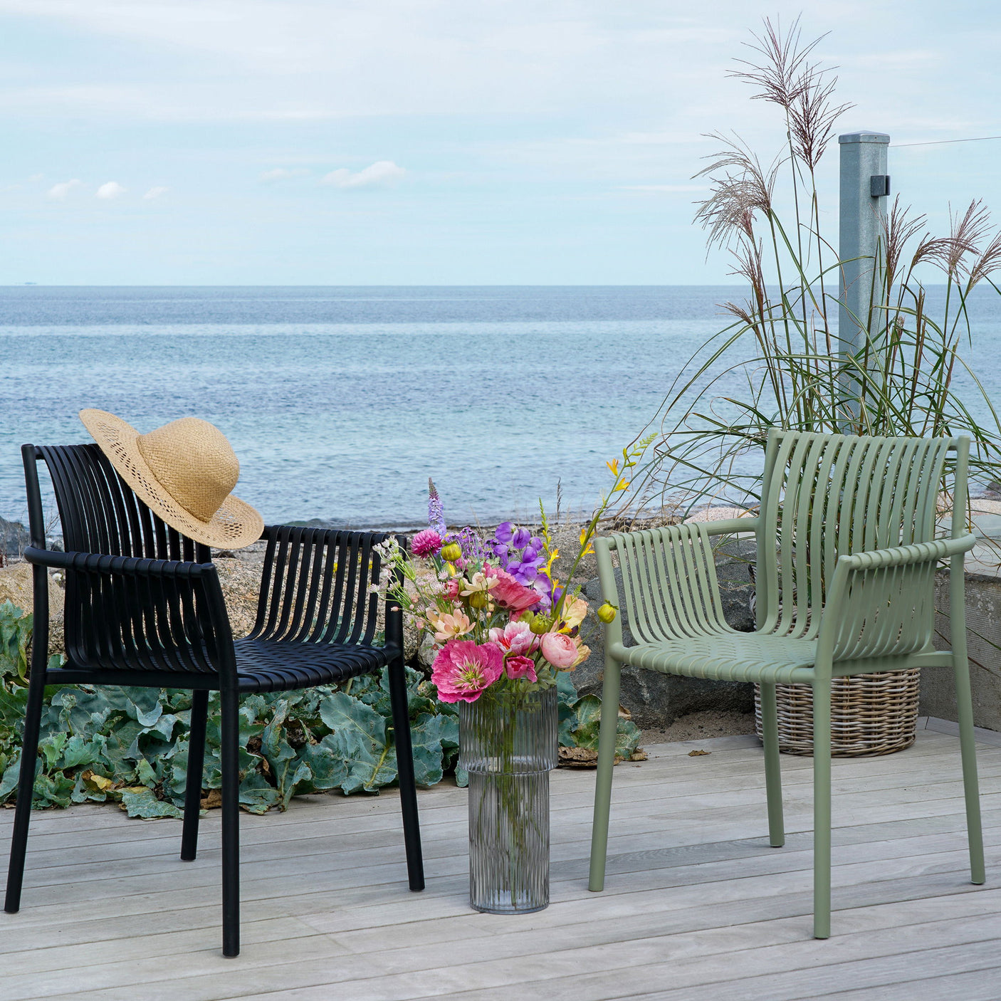 Tulsa garden chair vist forfra i moderne sort utførelse