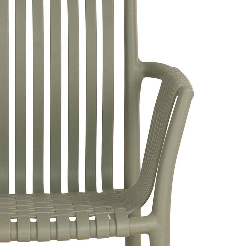 Stabelbar utestol i grønn med åpen rygg og integrerte armlener