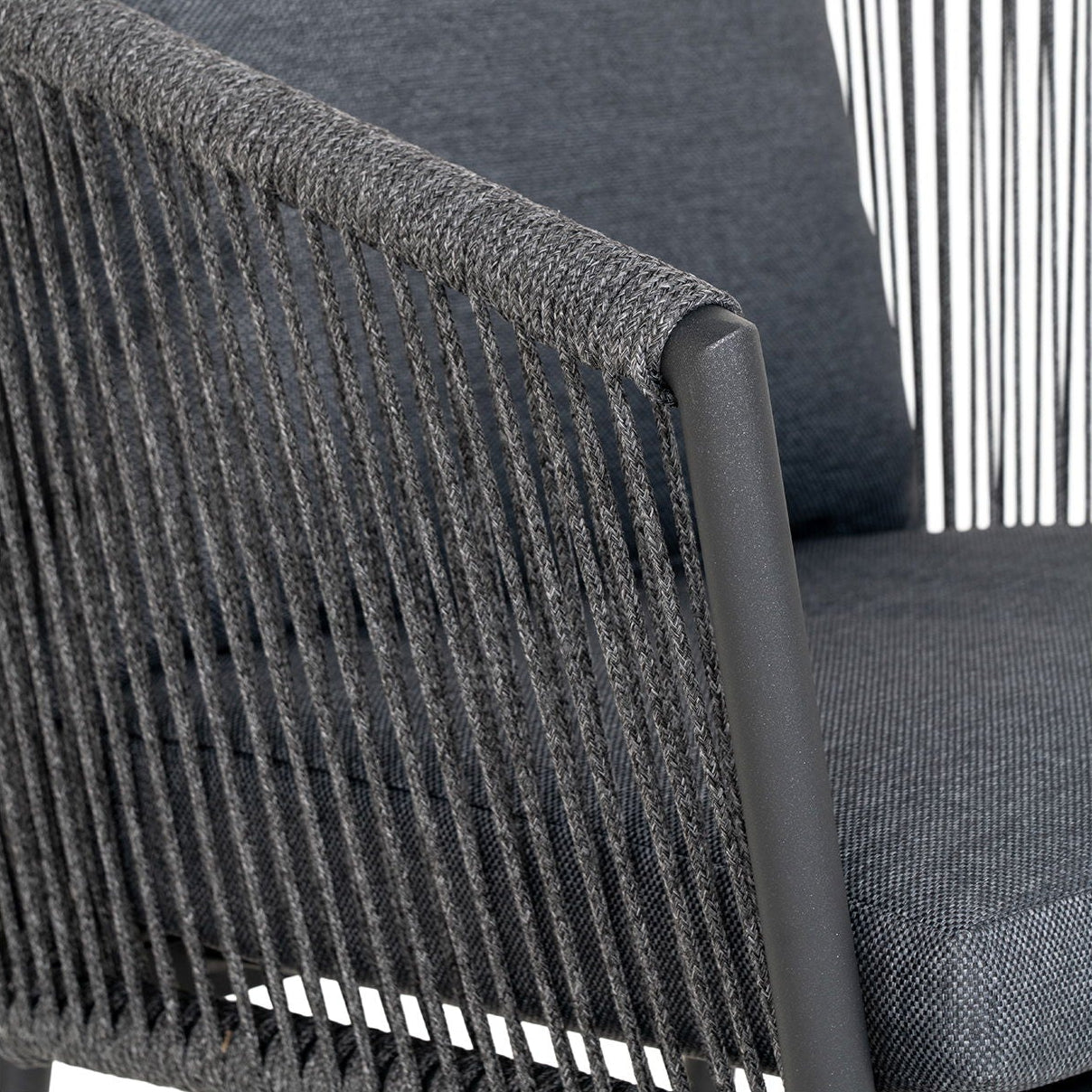 Utestol i mørk grå ramme med flettede sider til terrasse