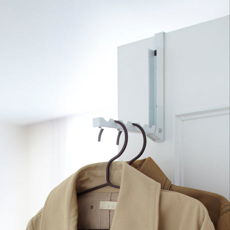 Hvit kleshengerholder for montering over dør eller på vegg.