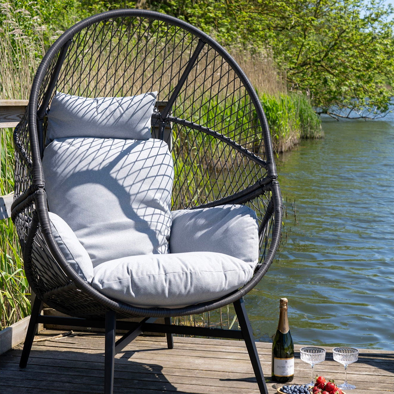 Rosario loungestol brukt i hage med moderne og lun uteplass