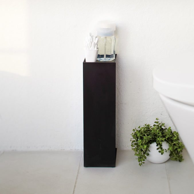 Sort oppbevaringsboks for toalettpapir og baderomsartikler.