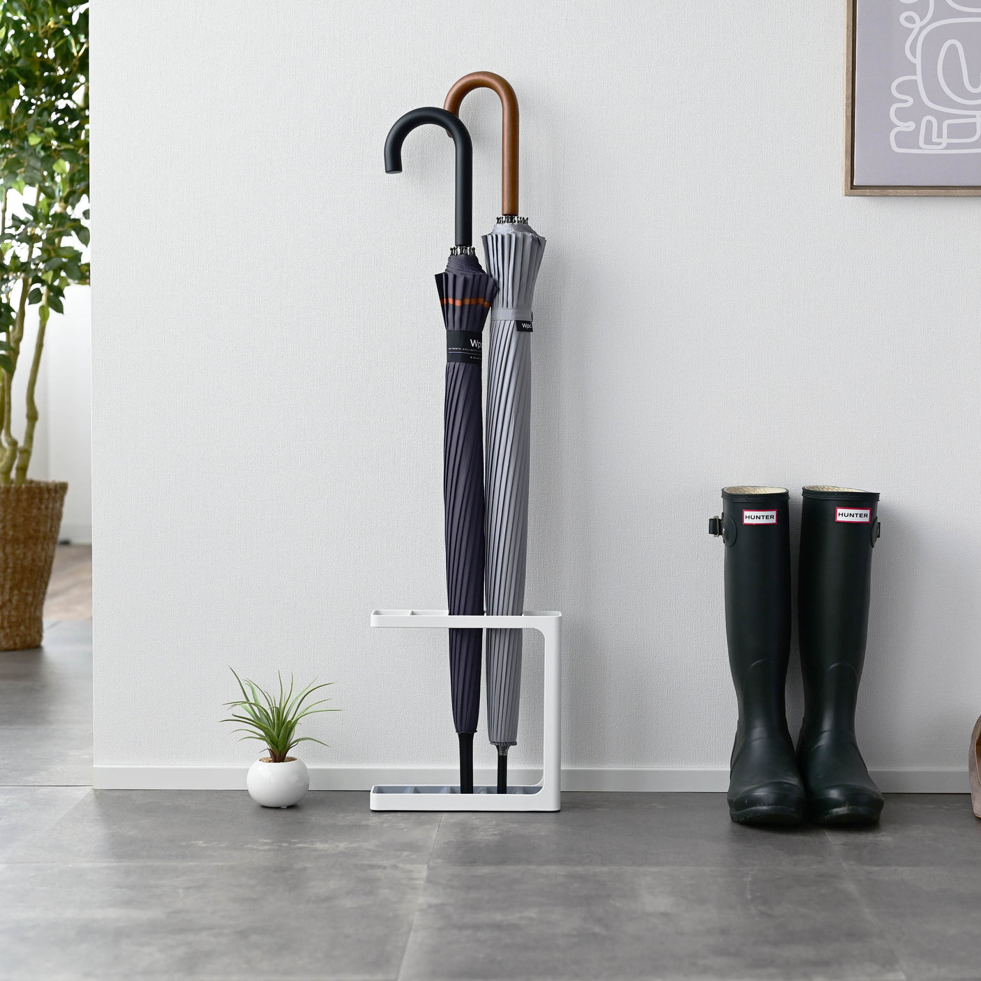 Lite paraplystativ brukt til både paraplyer  – enkel entréoppbevaring.