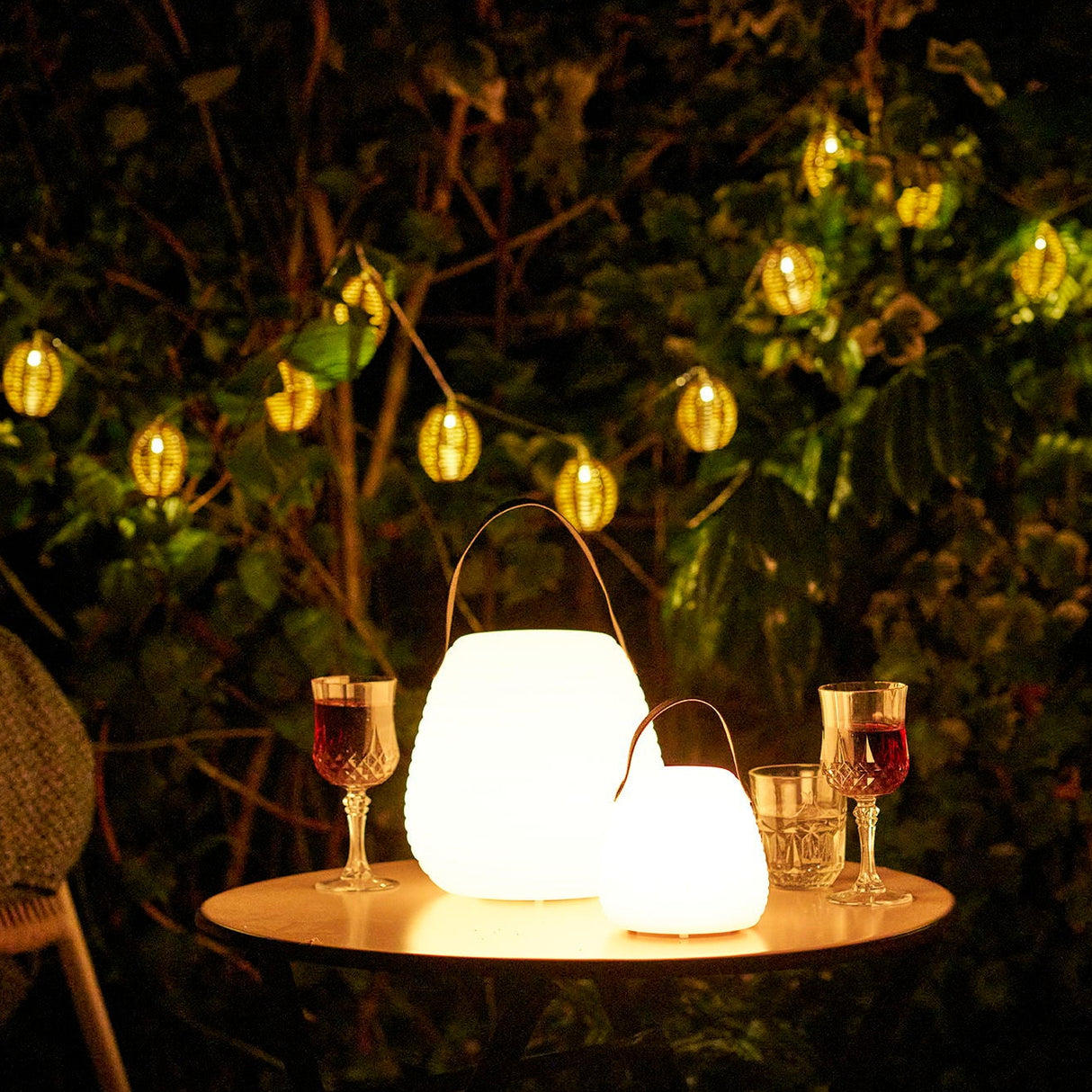 Derry lampe med varmt hvitt lys på utebord