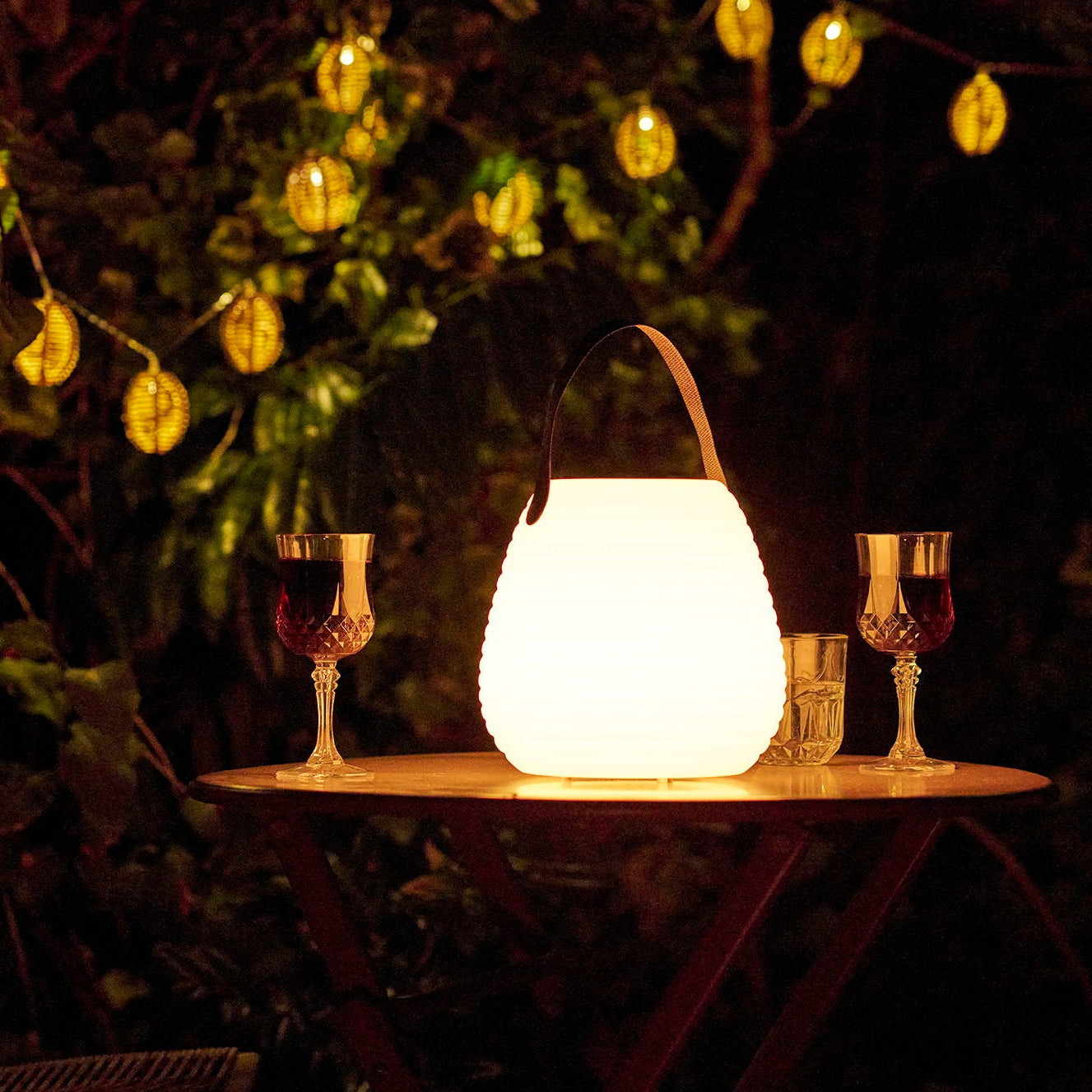 Hvit LED lampe brukt som stemningslys på kveldstid