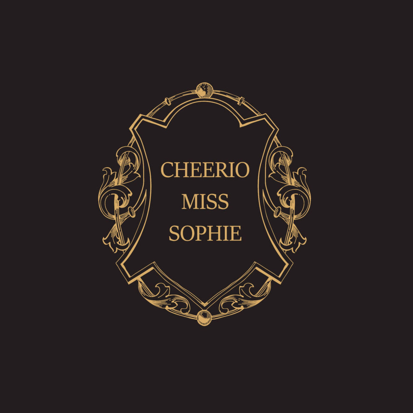 Nærbilde av sort serviett med gulltrykk "Cheerio Miss Sophie" og dekorativ ramme.