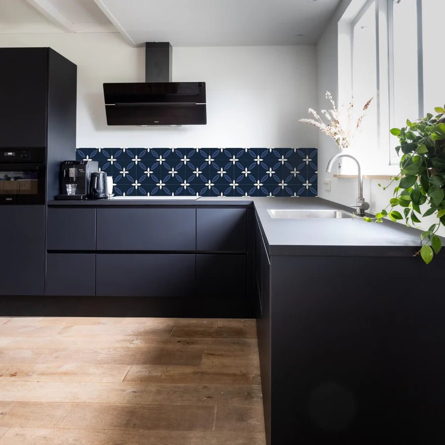 Classic Navy selvklebende backsplash - Lindas Dekor