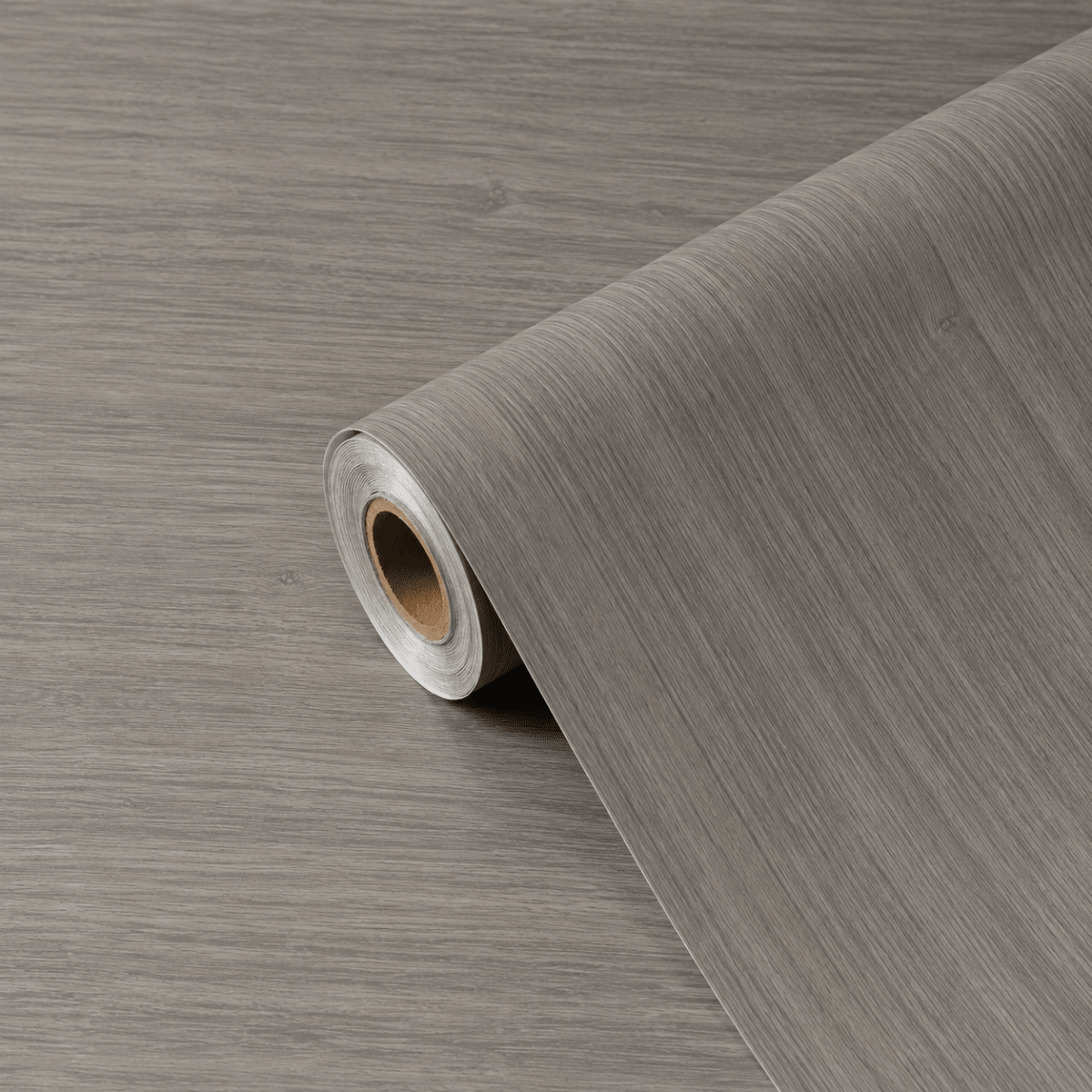 Rull med Calm Greige kontaktplast som visar en naturtro gråbeige trefiber-ytelse och matt finish