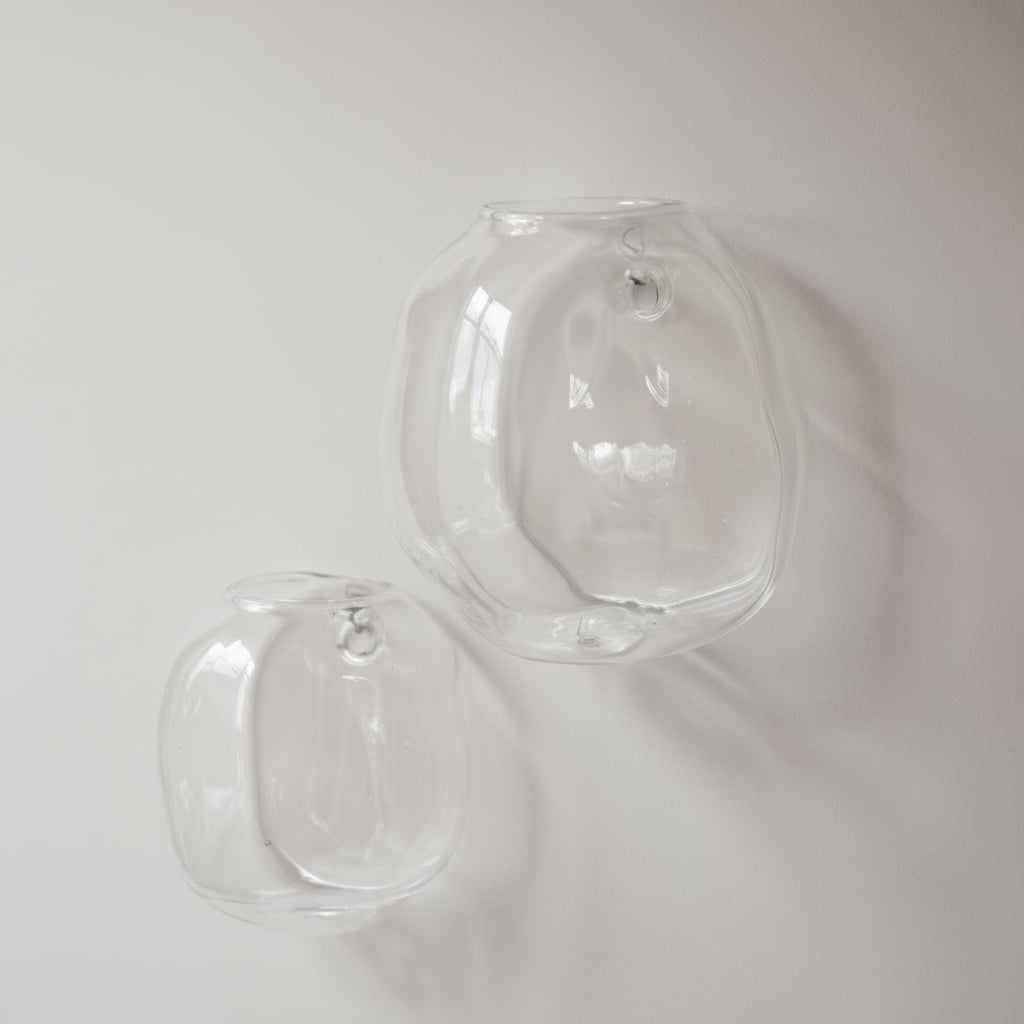 Nærbilde av DBKD Pebble vase i klart glass fra Lindas Dekor