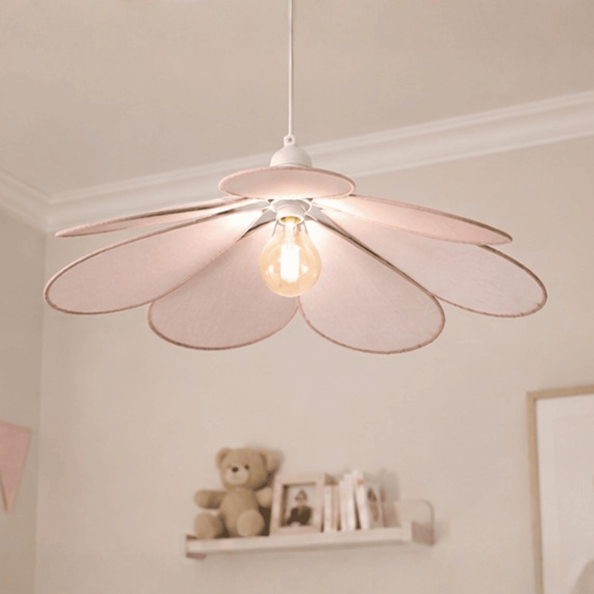 Taklampe kronblad rosa 64 cm - Lindas Dekor Taklampe