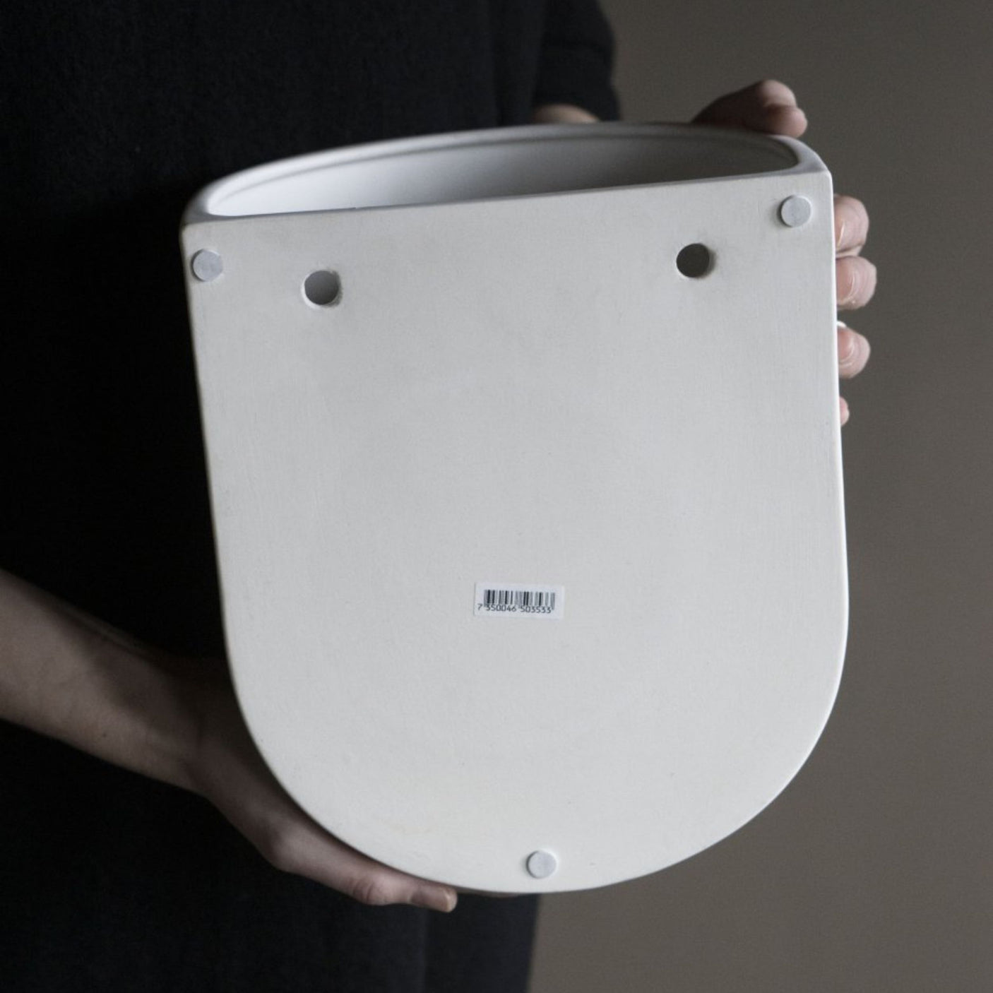 Elegant veggpotte i Cut-serien fra DBKD i hvit keramikk.