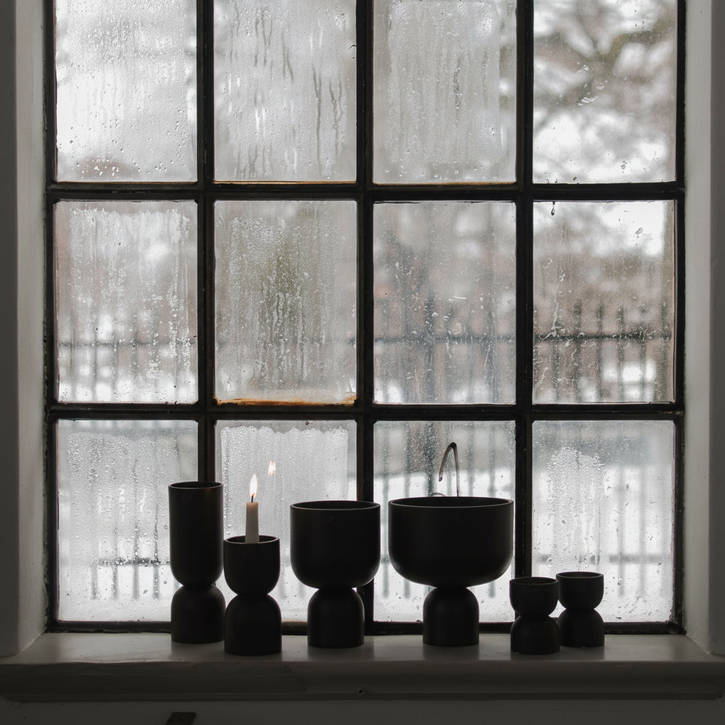 Flere sorte DBKD Post potter i keramikk med grener i minimalistisk vindusdekor