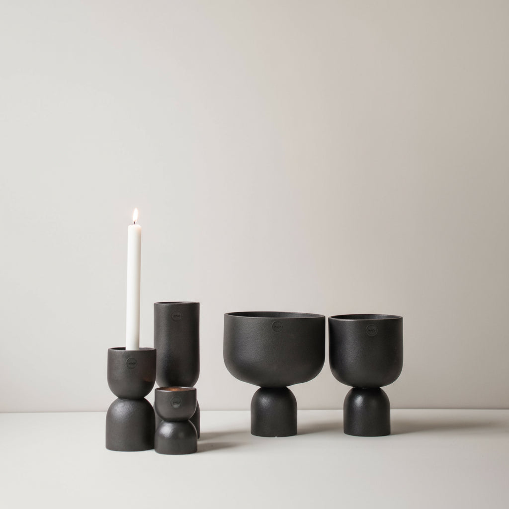 DBKD Post potte sort liten med lys og dekor på bord i nordisk interiør – Lindas Dekor