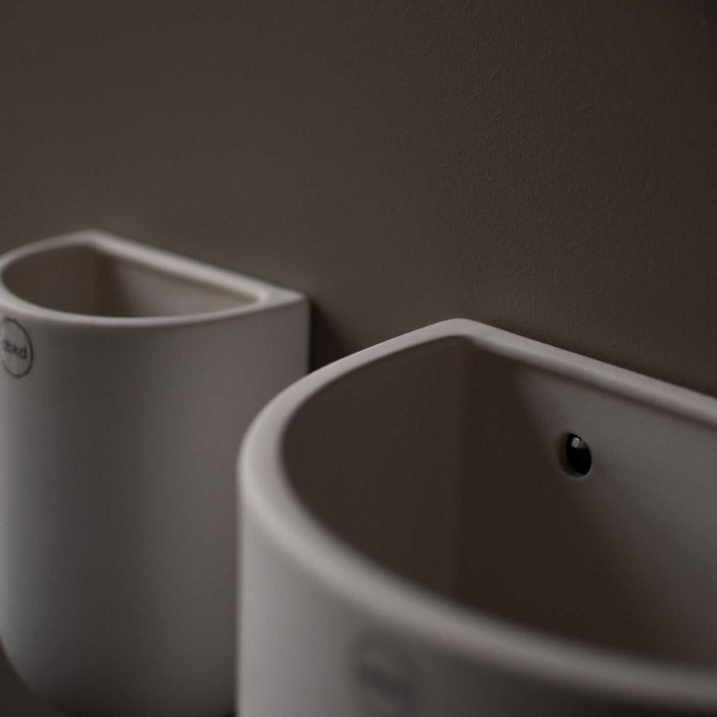 Designpotte fra DBKD i stilren form – praktisk og dekorativ.