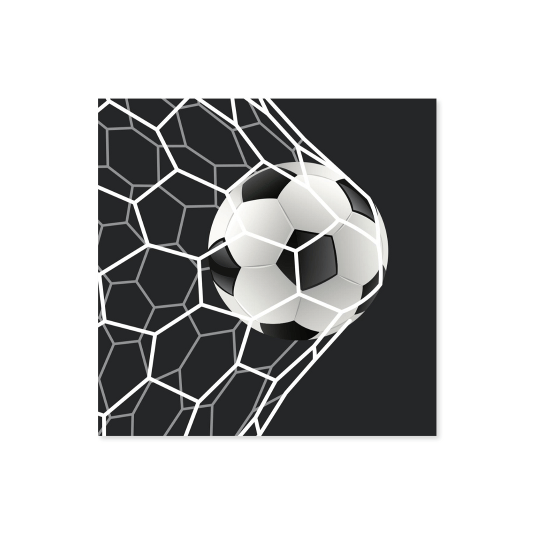 Realistisk borddekking med svart serviett med fotball i nettmotiv og naturlig lys.