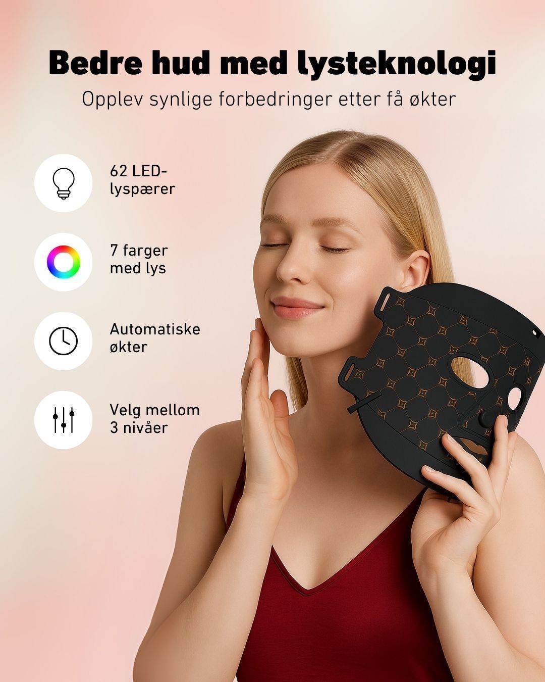 Kvinne med blondt hår og rød topp smiler med lukkede øyne mens hun holder en svart LED-lysterapimaske. ‘Bedre hud med lysteknologi’ med produktfordeler: 62 LED-lyspærer, 7 farger med lys, automatiske økter og 3 intensitetsnivåer.