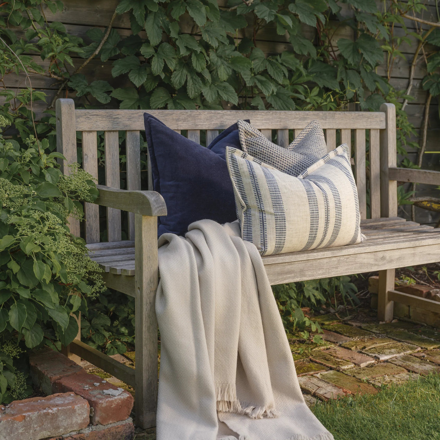 Nærbilde av vevd putetrekk i blå beige toner