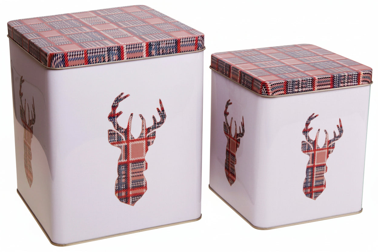 Sett med metallbokser i beige med rutet hjortedesign, plassert på bord i stue med julekjeks som oppbevaring.