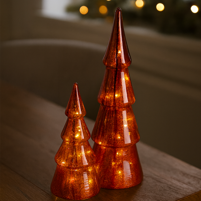 Røde glassjuletrær med LED-lys som lyser varmt