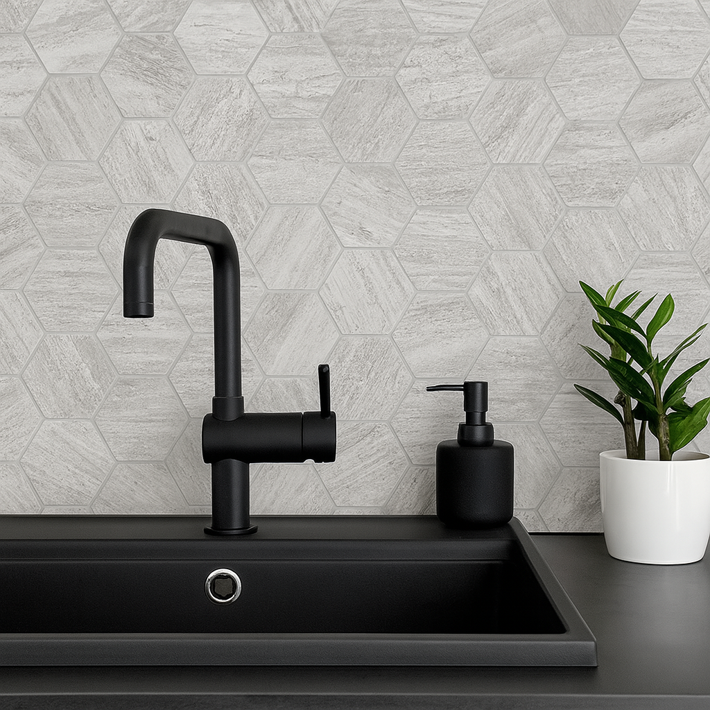 Selvklebende sekskantfliser i lys grå steinlook – moderne veggfliser som passer perfekt på kjøkken eller bad for et stilrent og tidløst uttrykk.